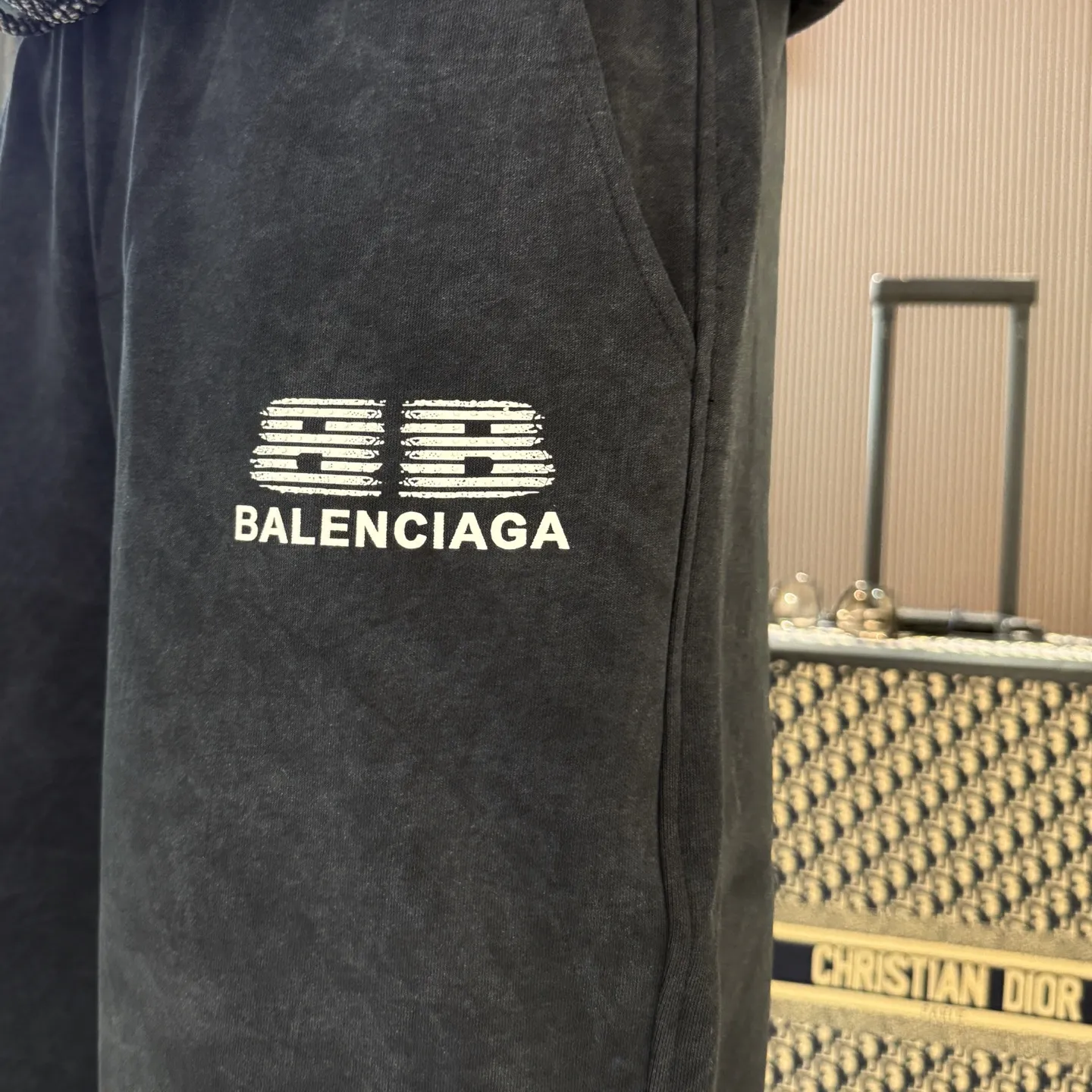 Balenciaga 🆕2026 Autumn and Winter New Arrival Casual Pants! The official website will be released simultaneously. Brand Classic LOGO casual pants, customized fabrics, excellent comfort and strong touch. Highly recognisable, perfect appearance and craftsmanship. Size:M-3XL
